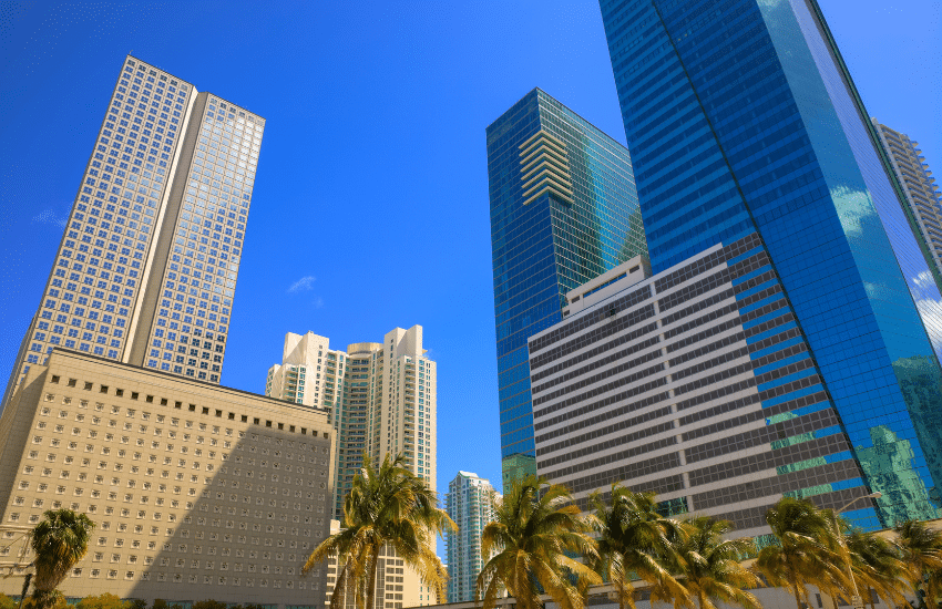 Mercado inmobiliario en Miami, inversión inmobiliaria en Miami, propiedades en venta en Miami, alquileres en Miami, desarrollo de bienes raíces en Miami, tendencias del mercado inmobiliario en Miami, precios de viviendas en Miami, agentes inmobiliarios en Miami, barrios populares en Miami, financiación de propiedades en Miami.