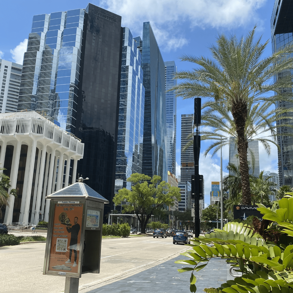 Brickell Miami, distrito financiero, rascacielos, vida nocturna, inversión inmobiliaria, lujo moderno, Brickell City Centre, Mary Brickell Village, Miami Riverwalk, condominios de lujo, brickell